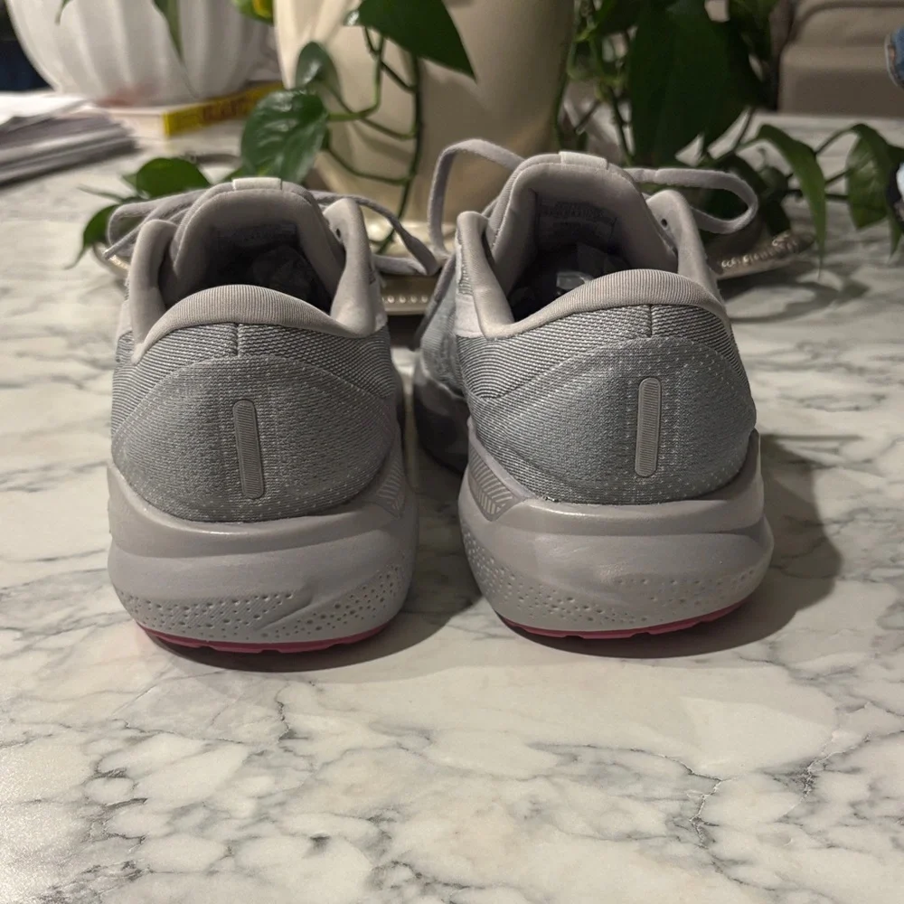 Brooks Women's Adrenaline 24 GTS Gray and Pink NWOT - Picture 3 of 8